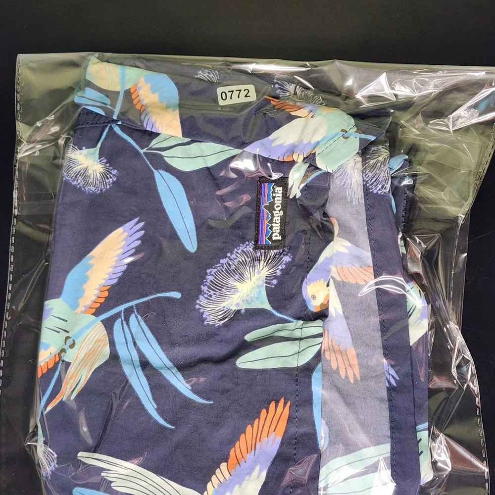 Patagonia Baggies Lights Mens Small Navy Parrot Print Recycled Nylon Excellent